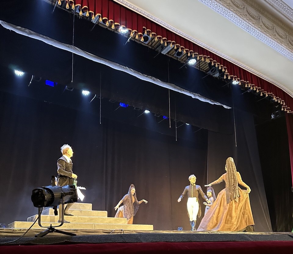 Сцена из спектакля «Зимняя сказка» по пьесе В.Шекспира. Фестиваль «Мелиховская весна». Фото автора.