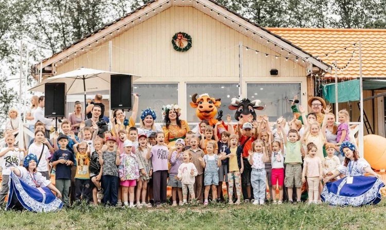     Свободные коровы танцуют от радости
