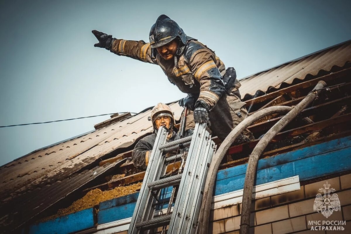    Крупный пожар тушат в Ленинском районе Астрахани