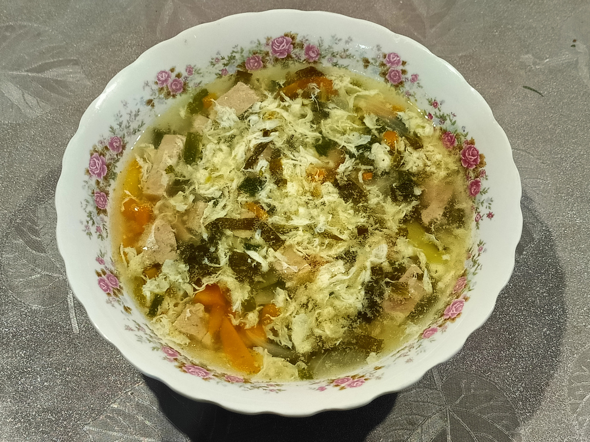 С ветчиной типа тушёнки и яйцами.