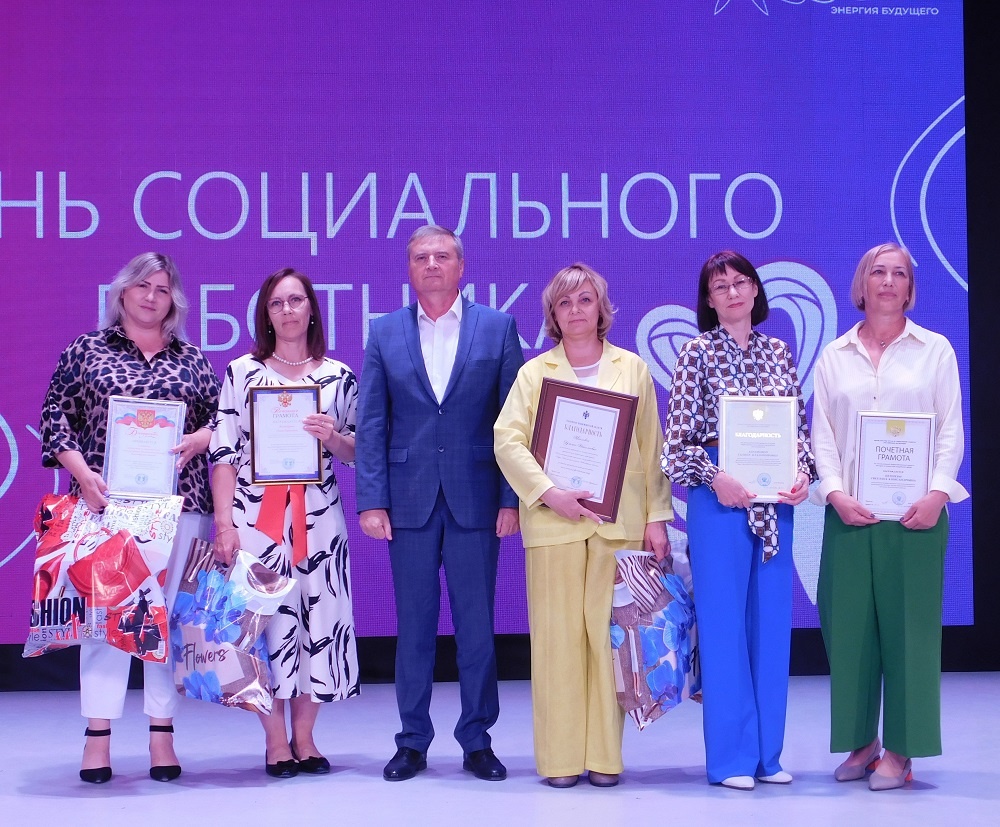    Глава Искитимского района вручил высокие награды лучшим социальным работникам. Фото Анны Зубаревой