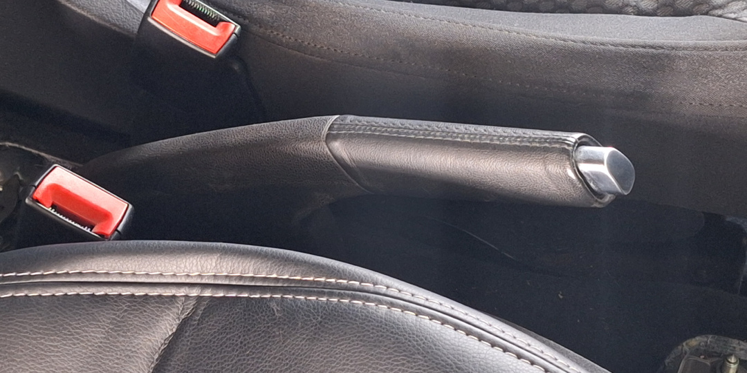 Как подтянуть ручник не выходя из машины - Простой способ, о котором должен знать каждый автолюбитель