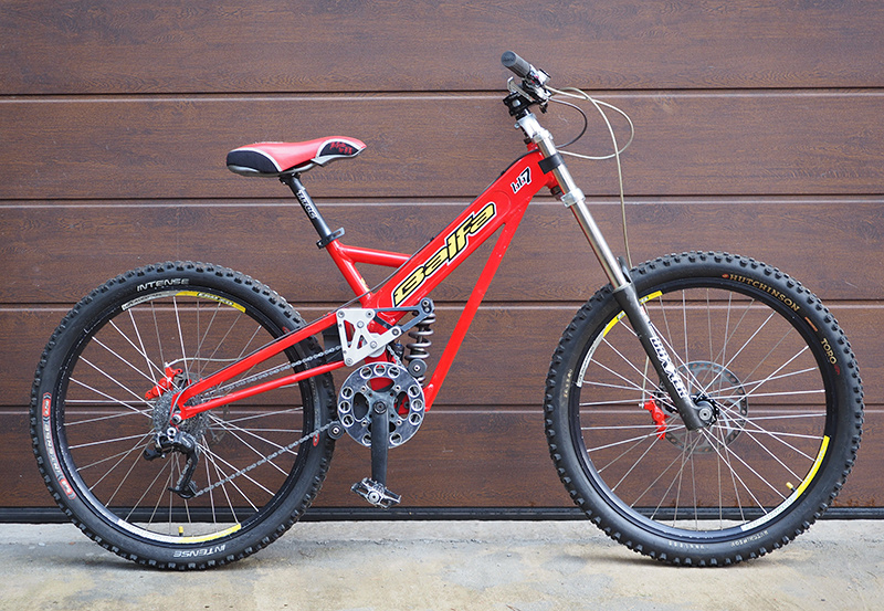 Канадский велосипед для скоростного спуска и фрирайда Balfa BB7, изготовленный в 2003 году. Из коллекции Веломузея Андрея Мятиева.