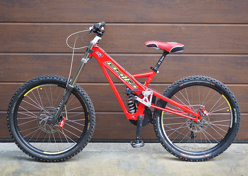 Канадский велосипед для скоростного спуска и фрирайда Balfa BB7, изготовленный в 2003 году. Из коллекции Веломузея Андрея Мятиева.