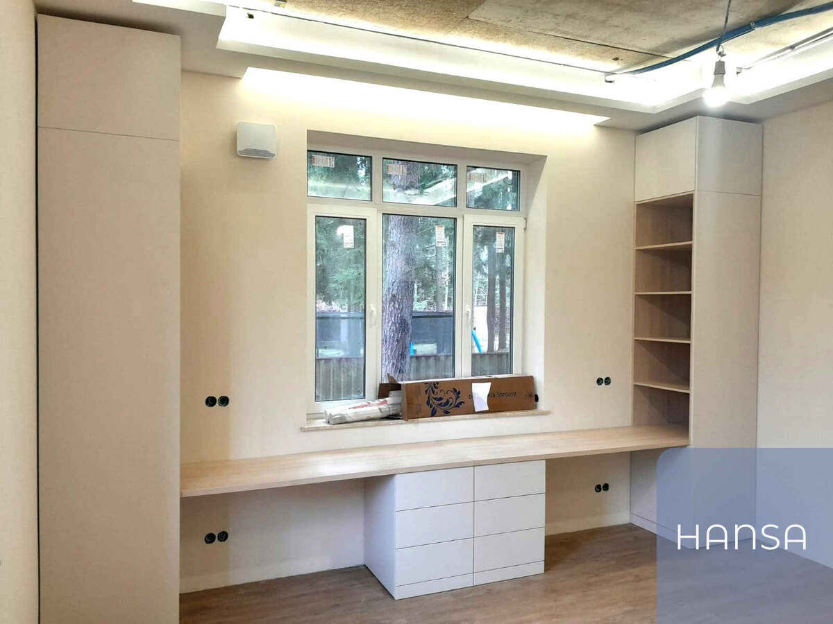 Эргономичный письменный стол у окна