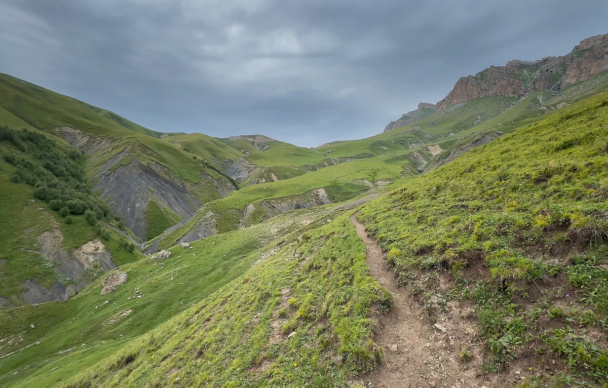 Подъём на перевал Изани
