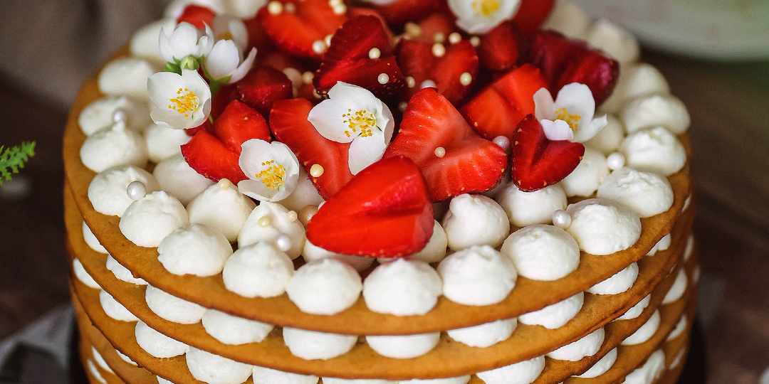 Открытый Медовик с клубникой: подробный рецепт с фото