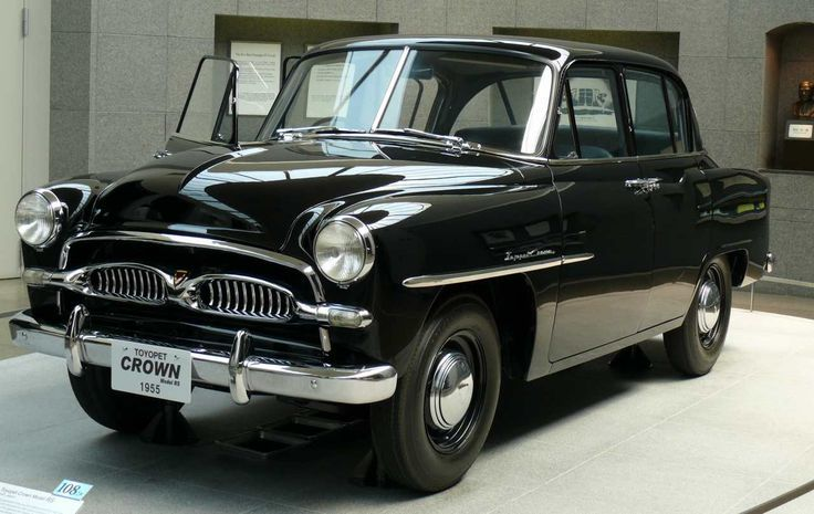 В 1957 году Toyota выпустила свой первый легковой автомобиль — модель Toyopet Crown, которая быстро завоевала популярность внутри страны.