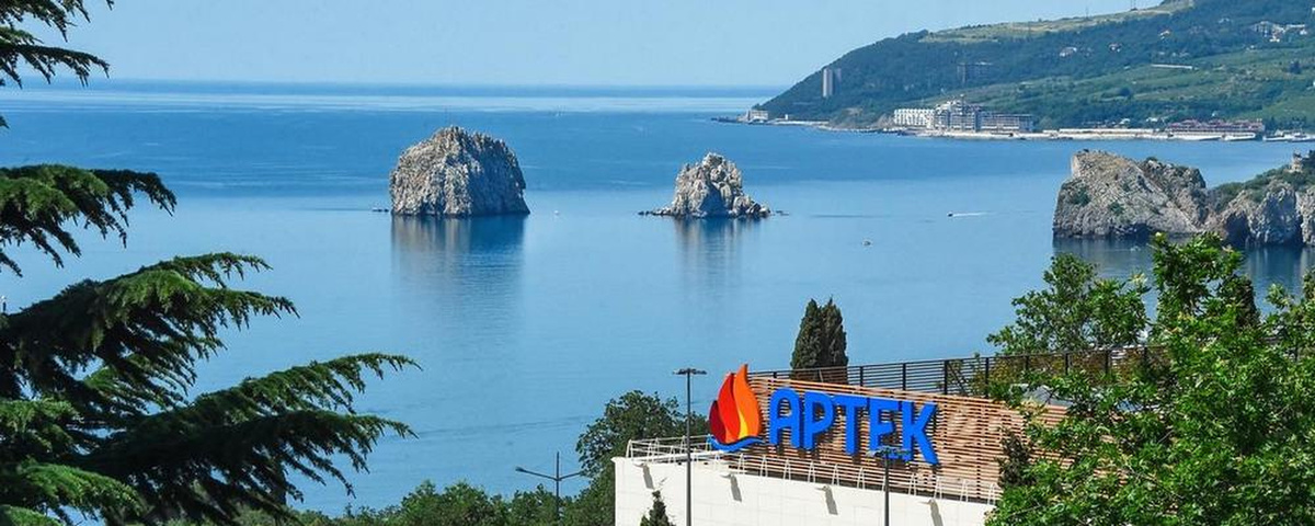 Это прибрежные скалистые острова Адалары, они совсем рядом с Артеком.