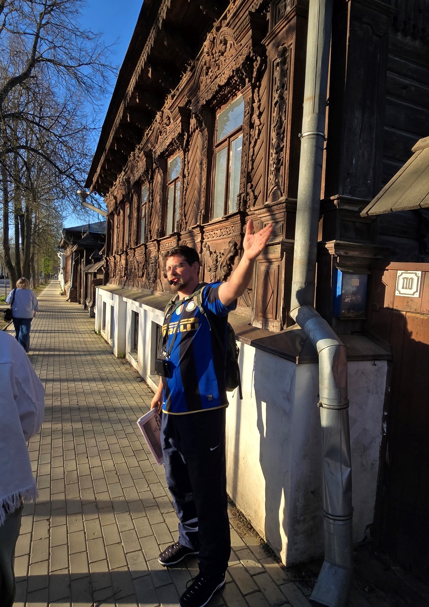 Экскурсовод за работой