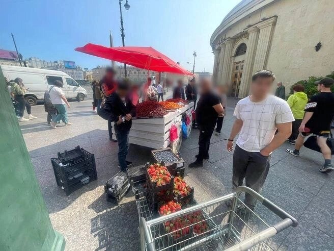    Незаконная торговля в центре Петербурга Фото: VK-паблик Комитета по вопросам законности, правопорядка и безопасности Правительства СПб.