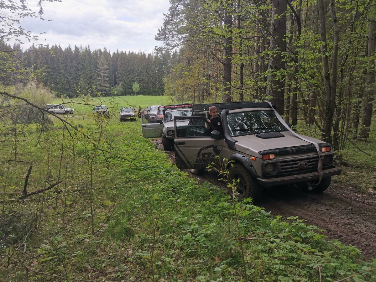 Колонна любителей приключений