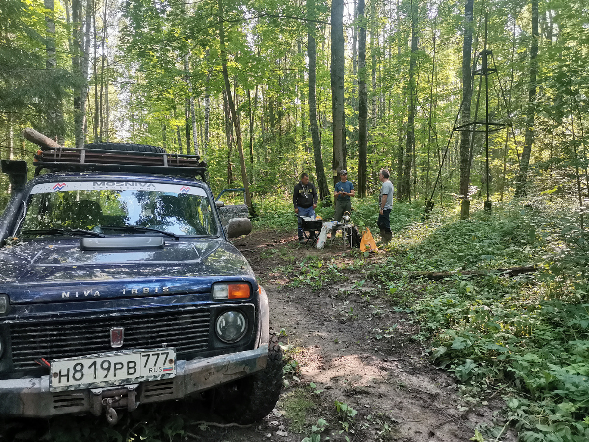 Высшая точка области обозначается вот такой металлической конструкцией в виде треугольной колонны с информационной табличкой.