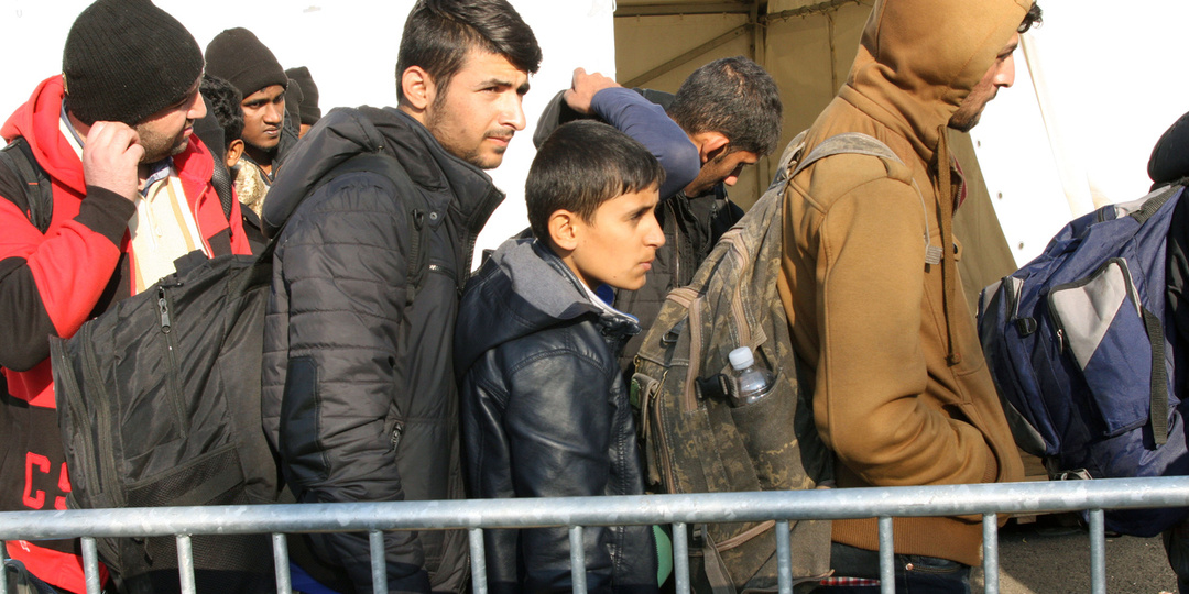 В чём разница между запретом на въезд, выдворением и депортацией мигрантов?