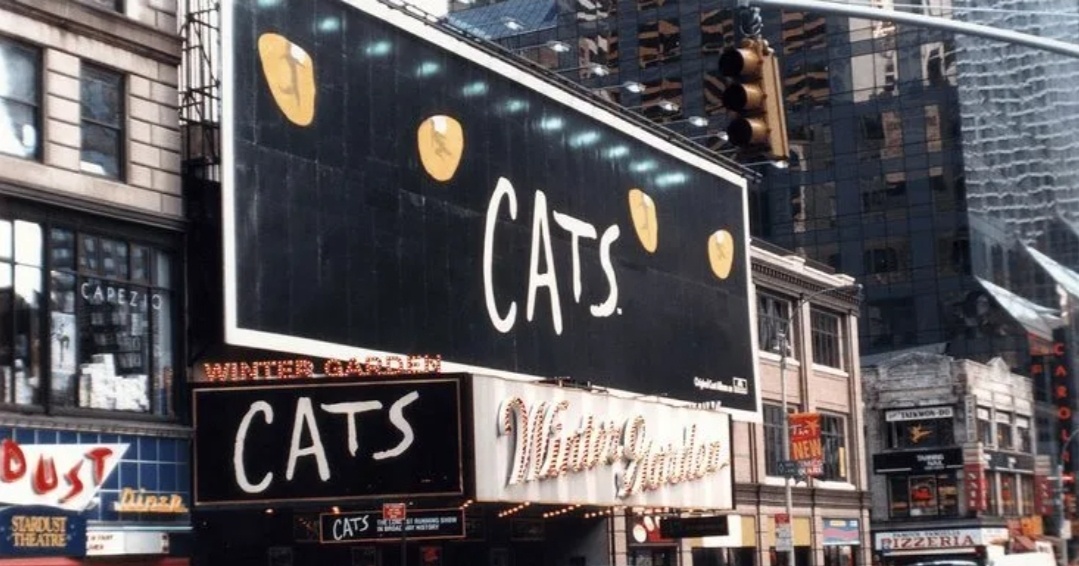 Именно так и выглядел тогда этот театр (фото из интернета).