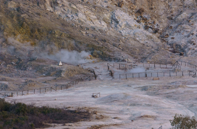 Пейзаж Солфатары в Кампи-Флегреи под Неаполем вечером с дымом и паром, поднимающимися из-под земли, Поццуоли, Кампания, Италия. (Изображение предоставлено: Себастьян Соннен/Shutterstock)