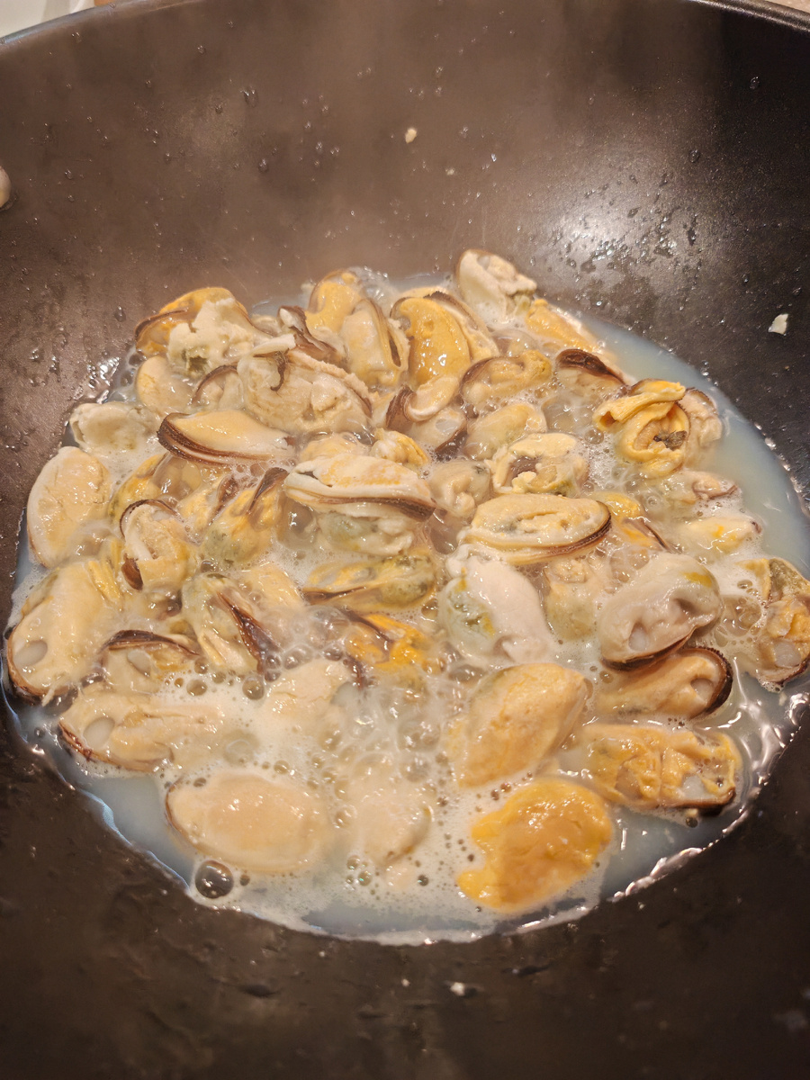 Жидкость - это все что выпустили из себя мидии. Сливаем ее...