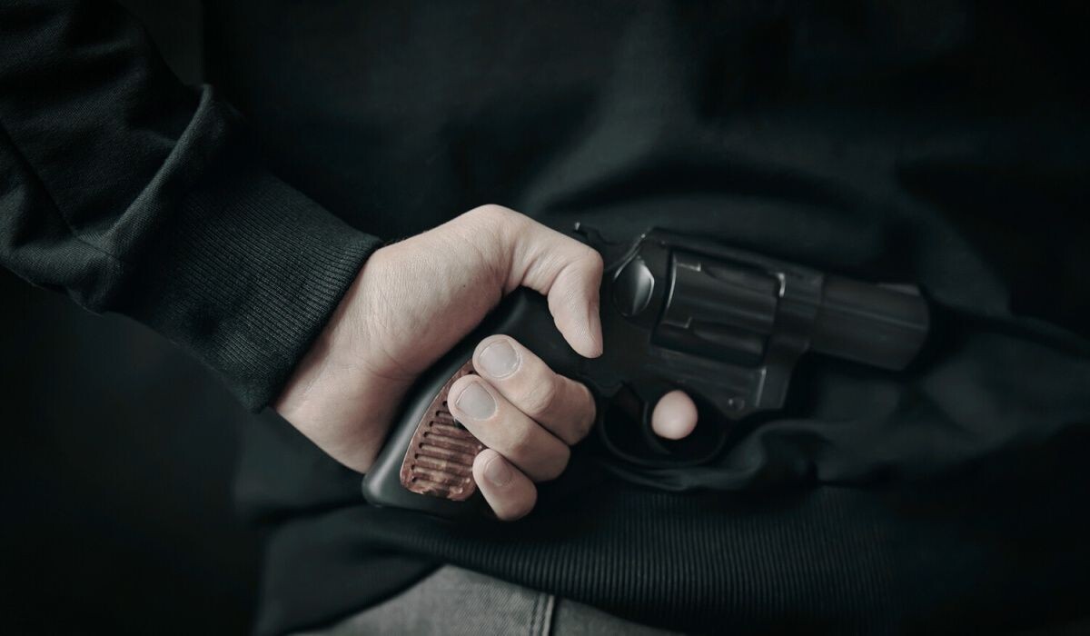     Мужчина с пистолетом. Источник: rg.ru Автор фото: Shutterstock