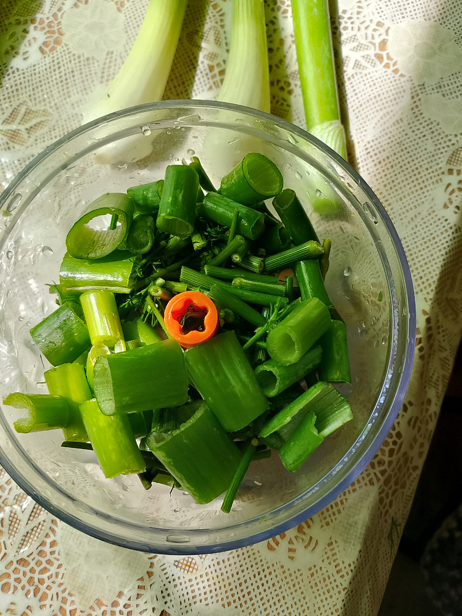 Режу на кусочки стрелки лука и стебли укропа