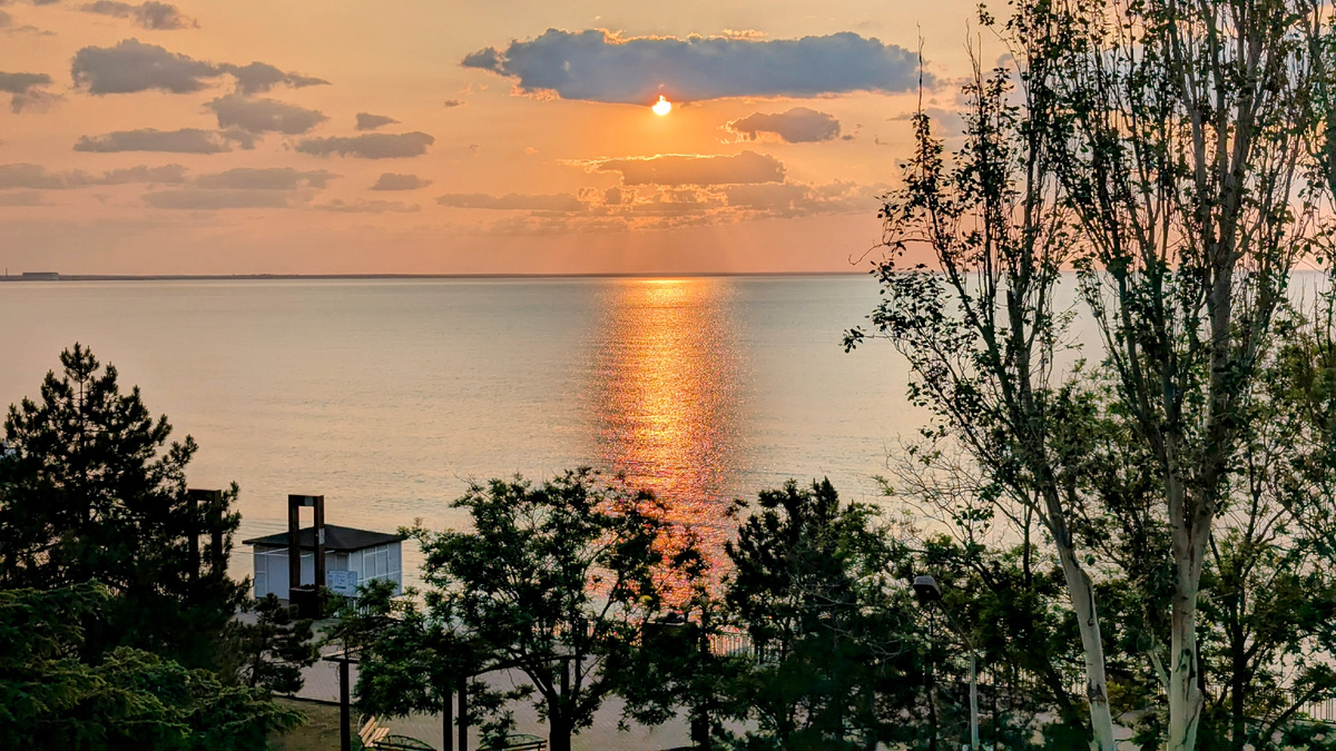 Рассвет из нашего номера. Здесь и далее, фото автора 