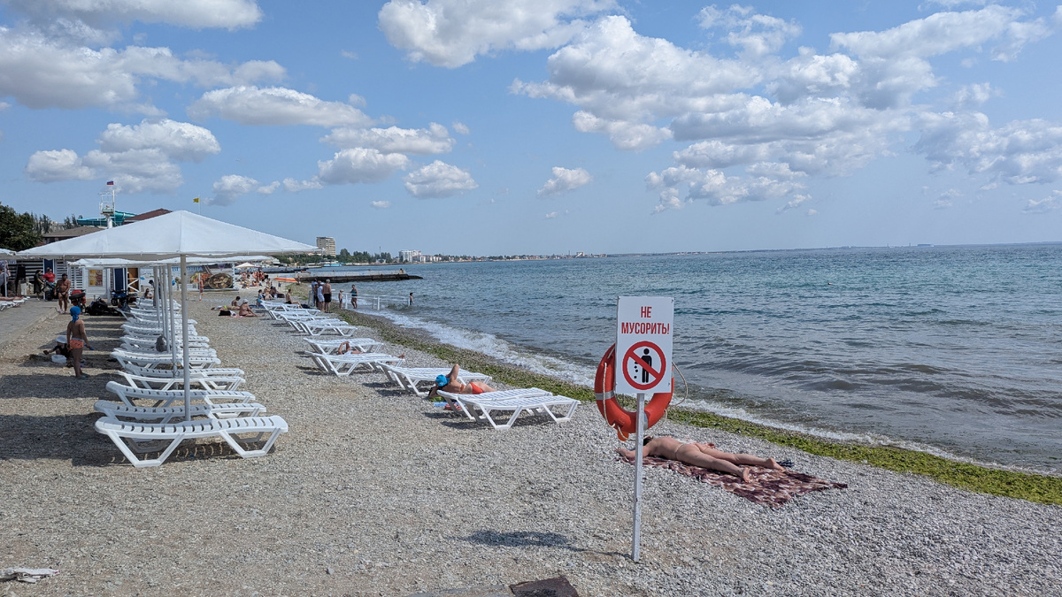 Общественный пляж Феодосии утром 