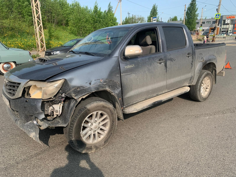    Появились фото с места аварии в Петрозаводске, где перевернулся пикапГосавтоинспекция Петрозаводска / ВК