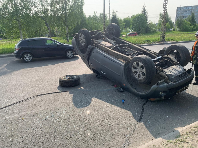    Появились фото с места аварии в Петрозаводске, где перевернулся пикапГосавтоинспекция Петрозаводска / ВК