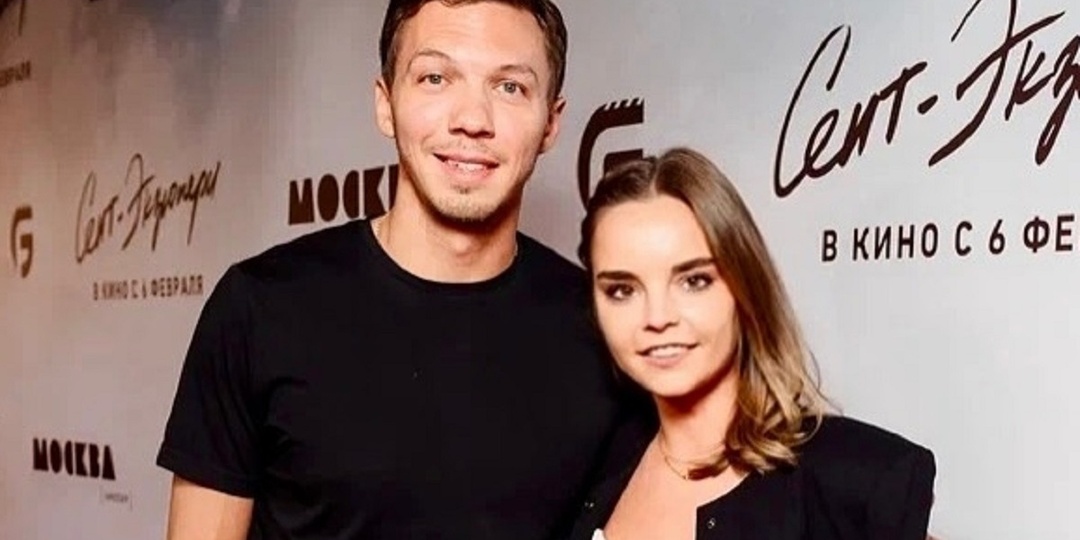 Дина Аверина козырнула бесконечными ногами на фото в обнимку с женихом