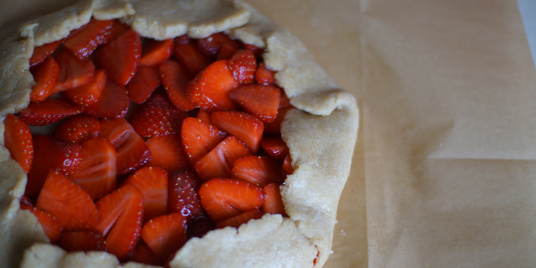 Галета из цельнозерновой муки с клубникой