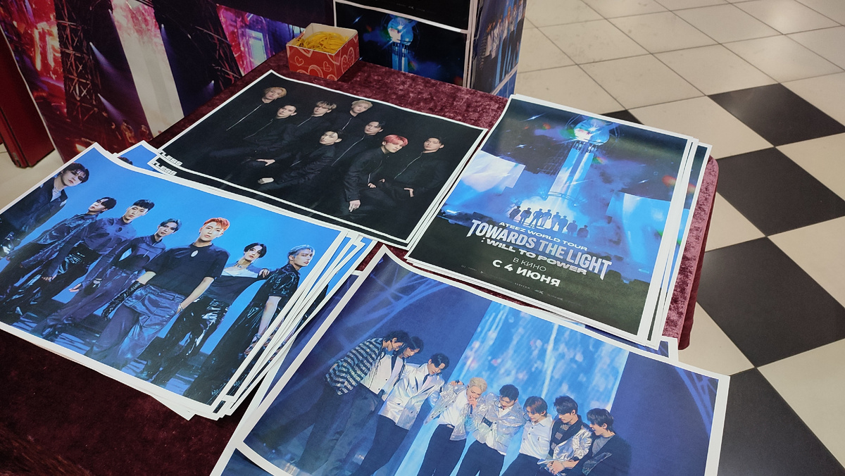 плакатики которые могли выбрать зрители, пришедшие на концерт 