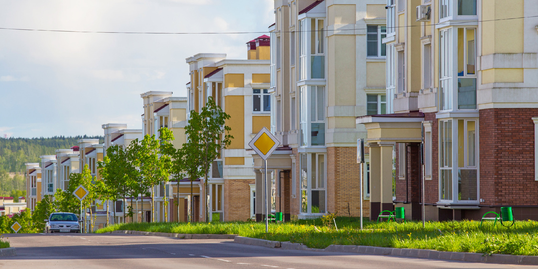 Битва форматов: квартира в спальнике Новой Москвы vs дом в Подмосковье. Что выгоднее в 2025?