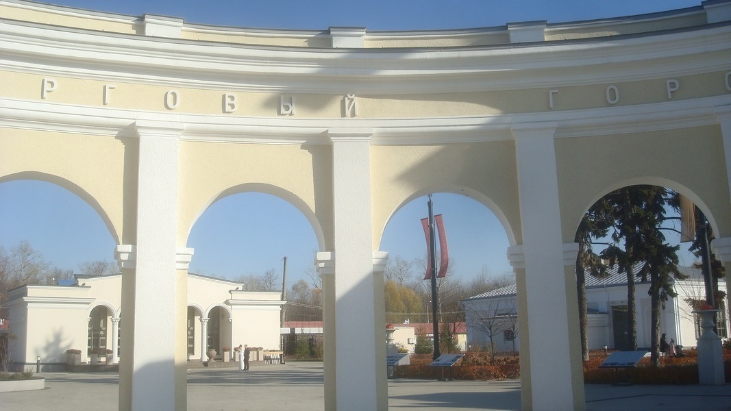 Рязанская ВДНХ или торговый городок, как написано у них на воротах 