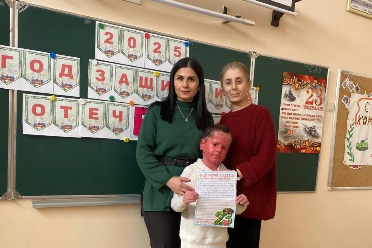    Рашид учится в той же школе, где мама работает учительницей.