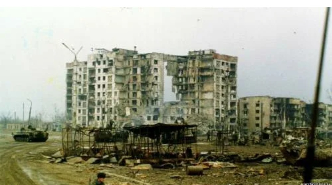 Одна из самых известных фотографий площади "Минутка" в Грозном сразу по окончании его штурма федеральными войсками... И по легенде где-то здесь "работал" не существовавший никогда в реальности самый результативный снайпер Чеченской войны - Володя Якут... (фото из открытых источников)... 