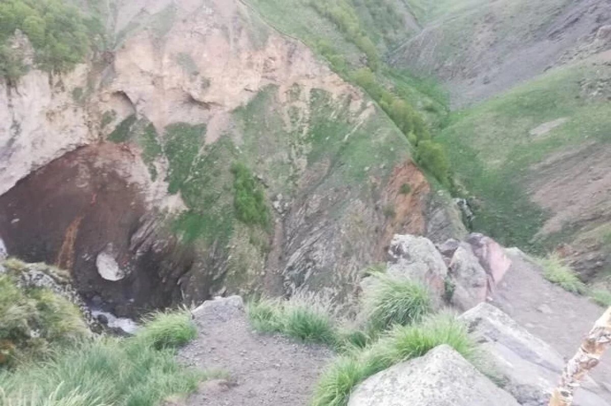    Гиды рекомендуют при подъёме на смотровую площадку смотреть под ноги.