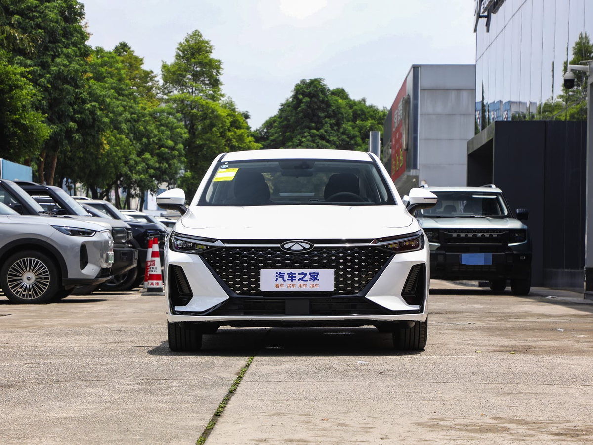 Фронтальная часть встречает массивной многоугольной решеткой радиатора