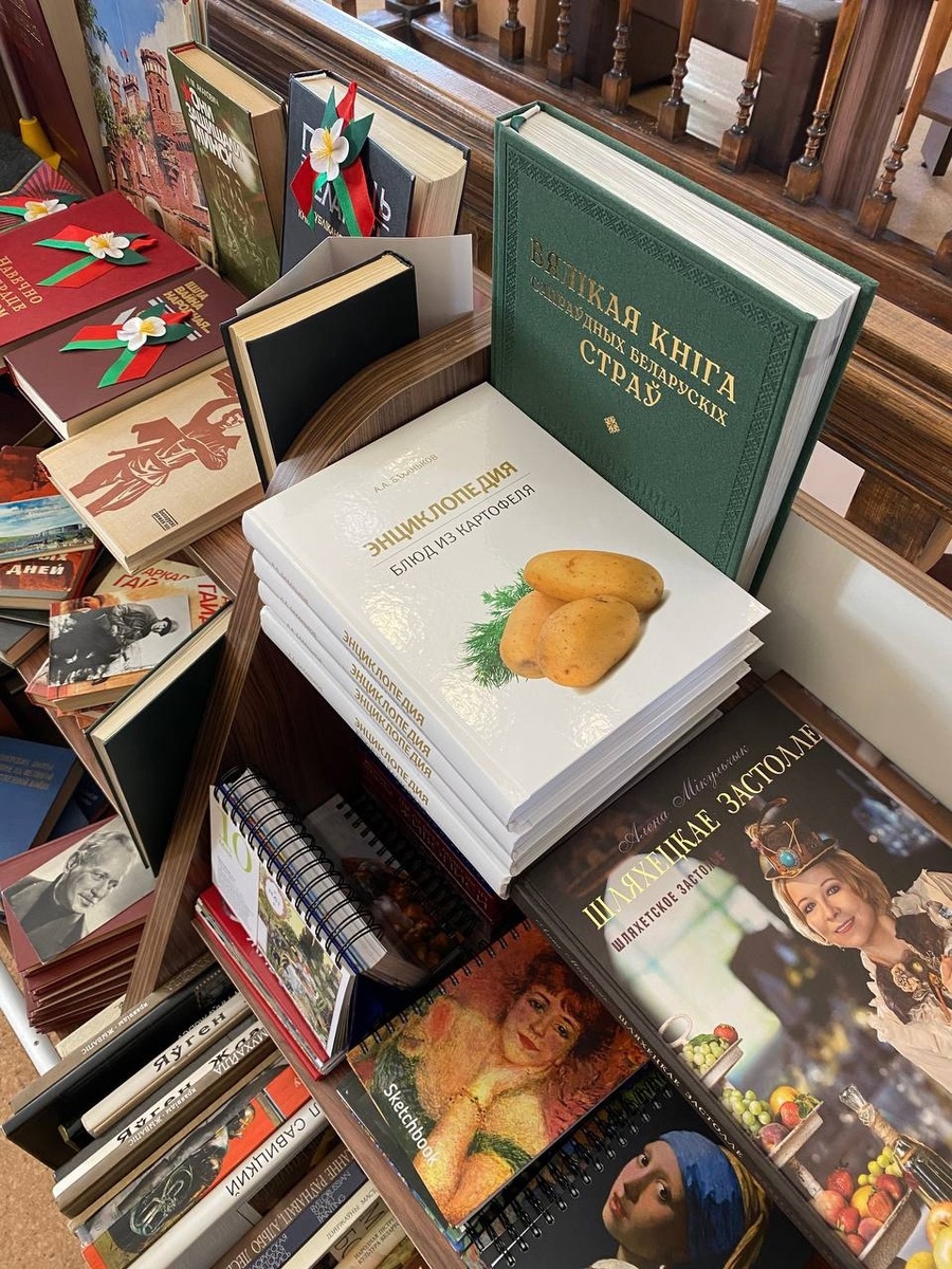 Я в Беларуси уже бывал, но вот моя семья поехала впервые. Они хотели новых впечатлений, а я — вкусной еды, в частности, лучших драников!