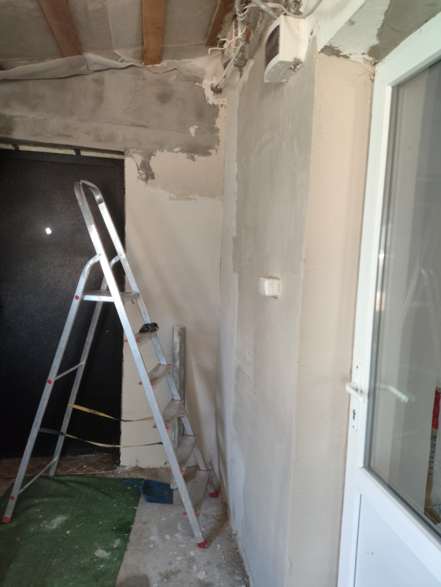 Откос у двери, стену вывела по возможности и остатки сверху размазала