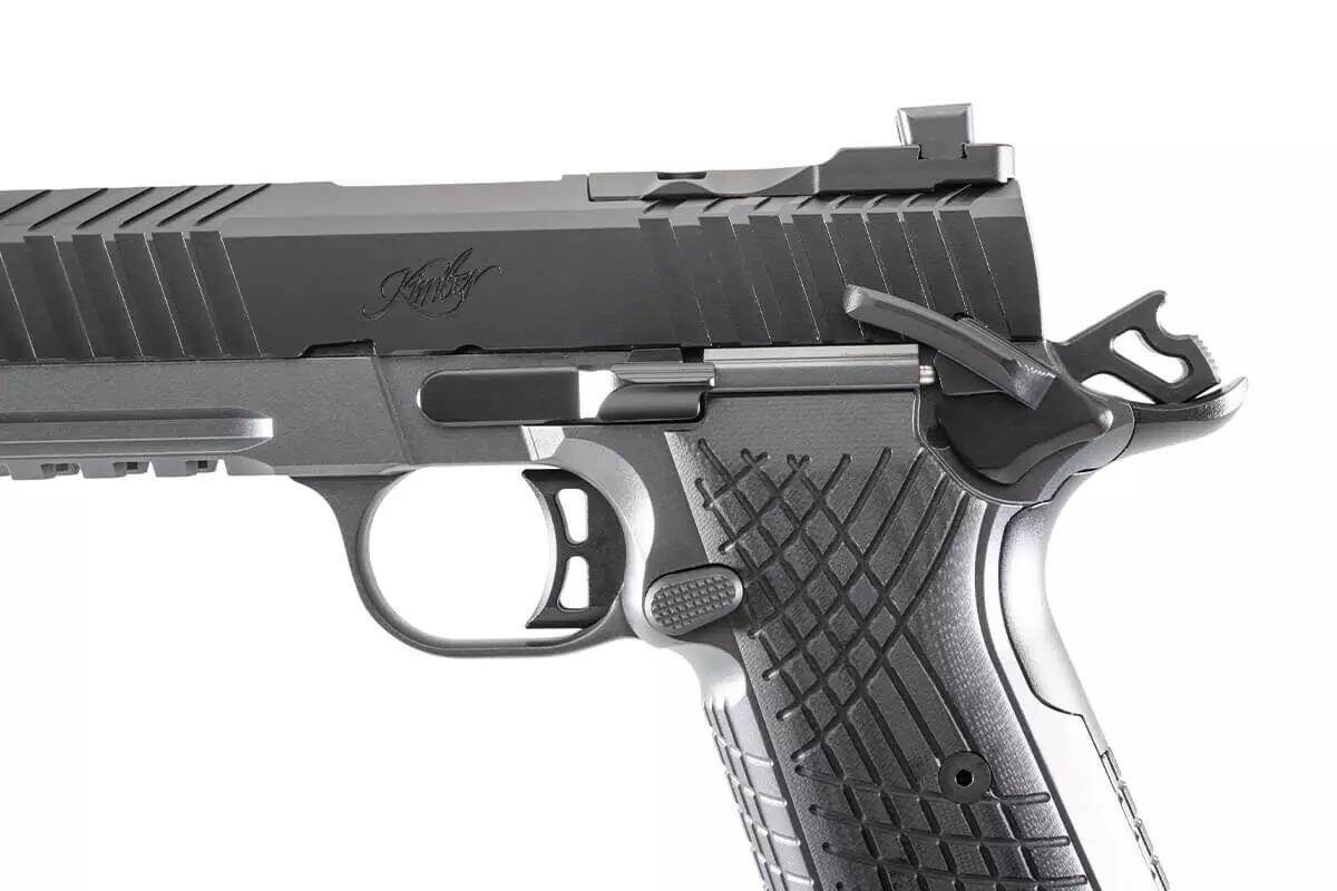 Пистолет KDS9c Rail оснащен двусторонним предохранителем для большого пальца и удлиненным затвором. Углубленная спусковая скоба, удлиненный хвост спускового крючка и четкий механизм стрельбы делают его удобным в использовании.