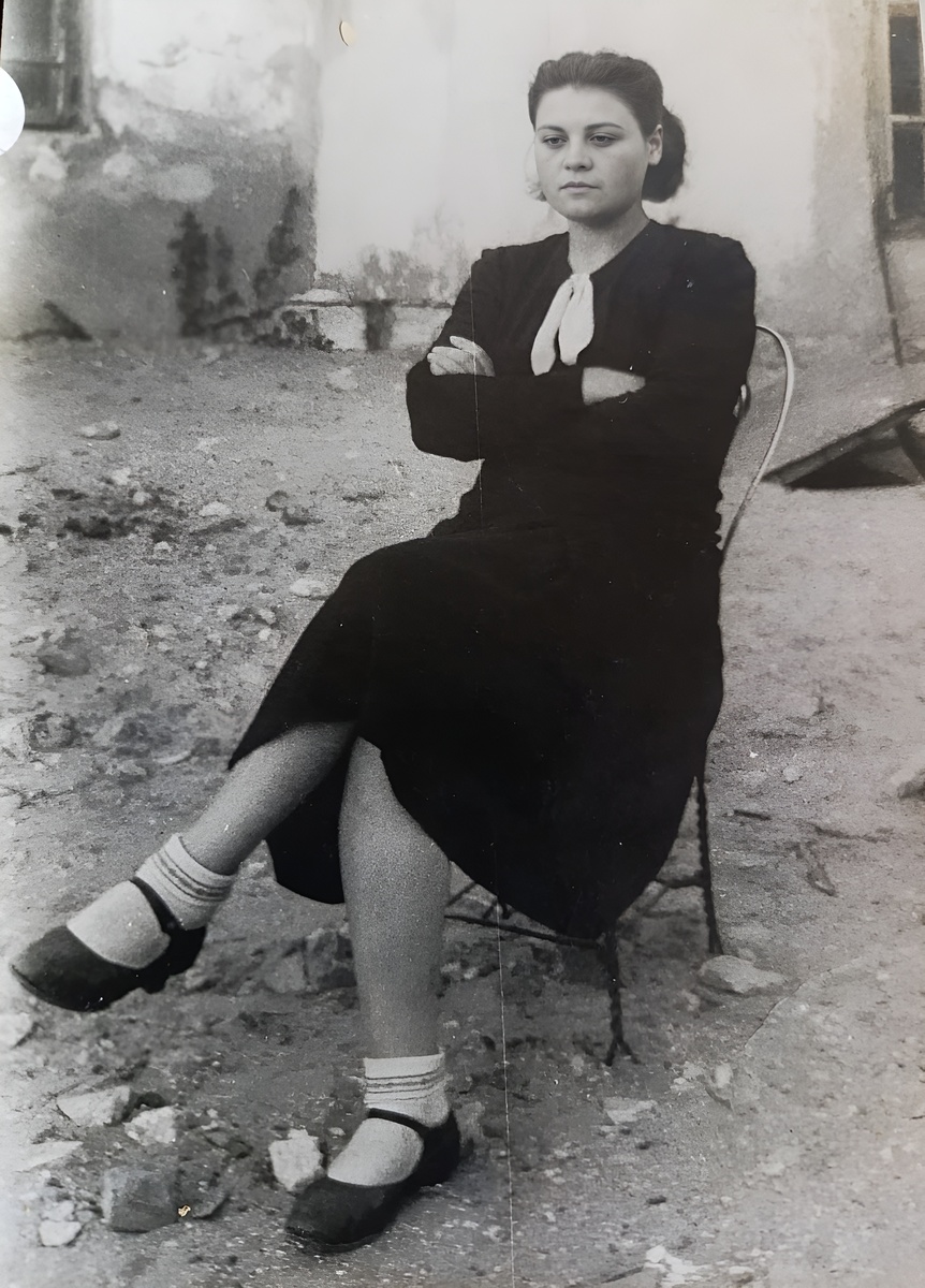 Варя Лаптева, моя мама, г. Пинск, 1940 год.