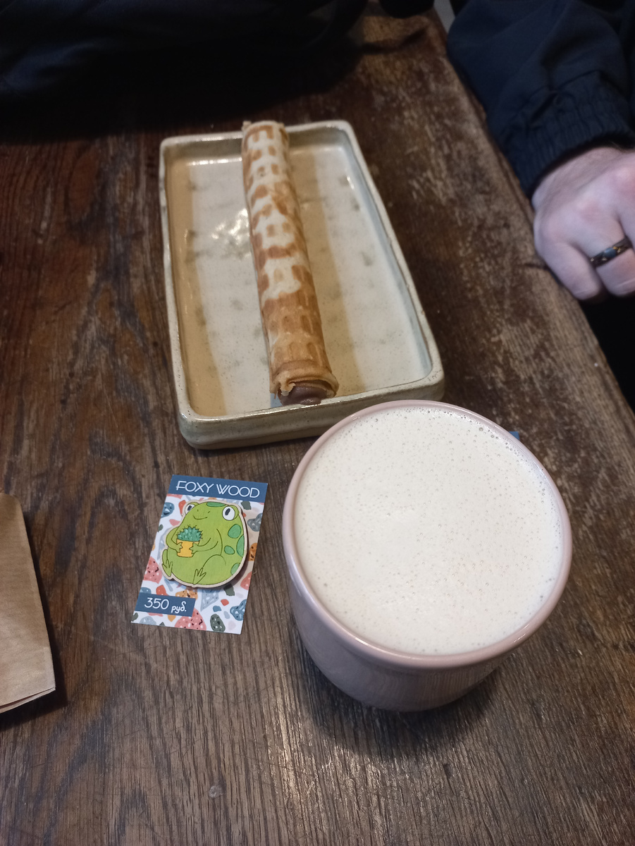 Вафельная трубочка с вареной сгущенкой, латте и брошка