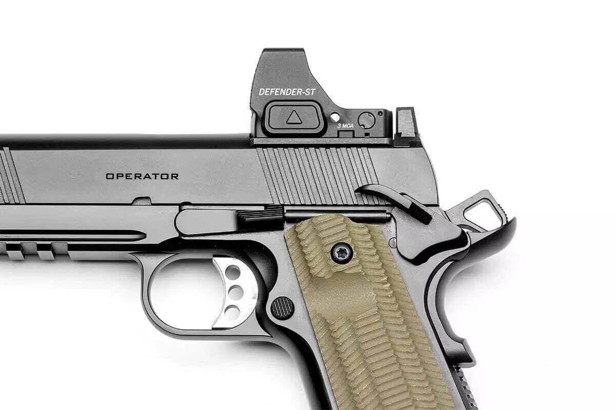 Пистолет выполнен из кованой стали и алюминиевой рамы. На раме есть планка для аксессуаров. Рукоять из G10 обеспечивает отличный контроль.