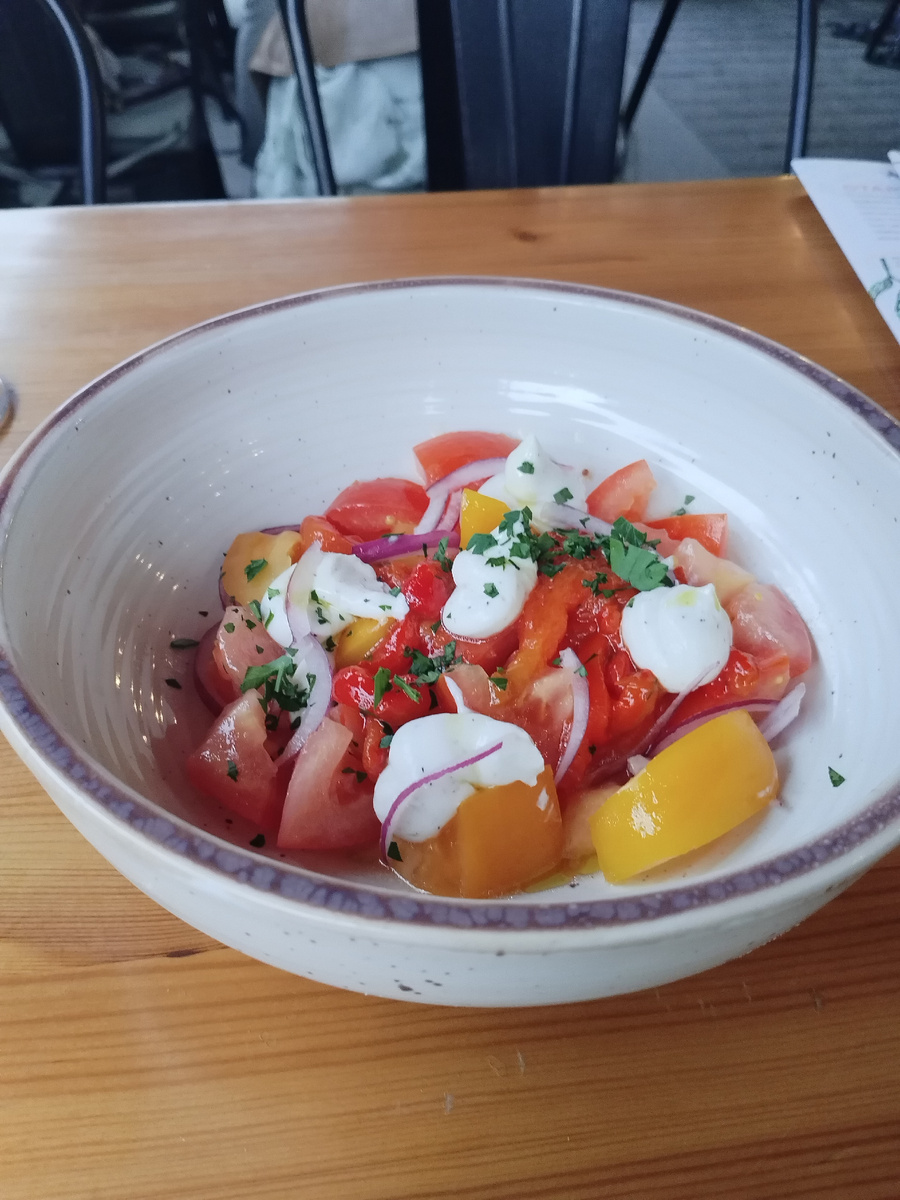 Салатец из овощей с жидким сыром и вялеными то ли перцами, то ли помидорами