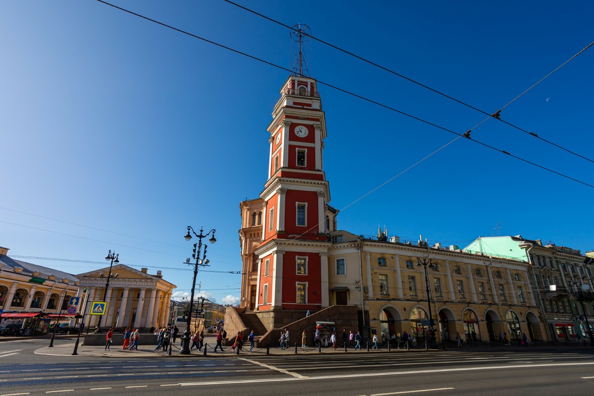 Думская башня находится рядом с метро «Гостиный двор», наверху можно увидеть часовой механизм башни, которому уже 150 лет
