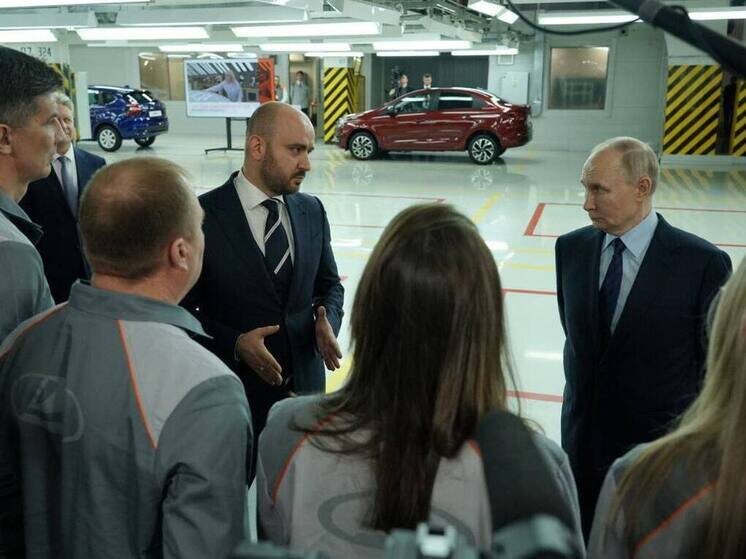     Вячеслав Федорищев провел встречу с президентом Владимиров Путиным на АвтоВАЗе, где показал ему запущенный в серийное производство седан бизнес-класса LADA AURA. 28 января 2025 года. Фото: соцсети Вячеслава Федорищева