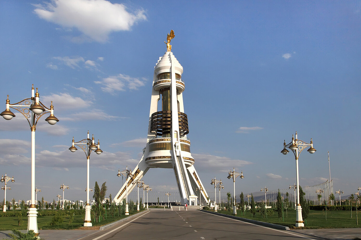 Важная достопримечательность города — Арка Нейтралитета, построенная как символ независимости страны. Это монумент высотой 95 метров с обзорной площадкой, куда можно подняться на лифте. В тёмное время арка подсвечивается, а рядом есть беседки, где приятно отдохнуть. Фото: velirina / Shutterstock / Fotodom