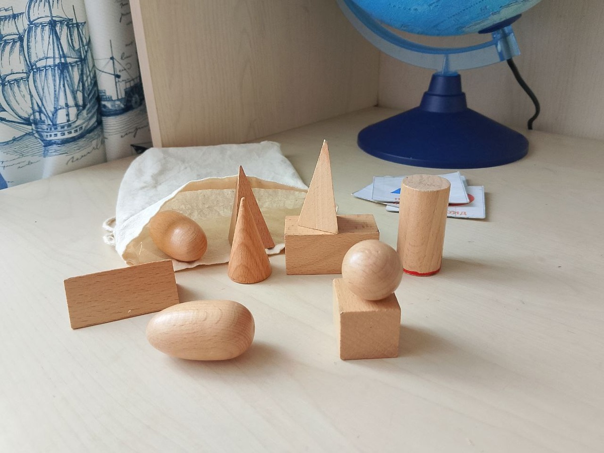 Геометрические тела в мешочке можно использовать для игры у детей с 30 месяцев, предварительно познакомив с ними.