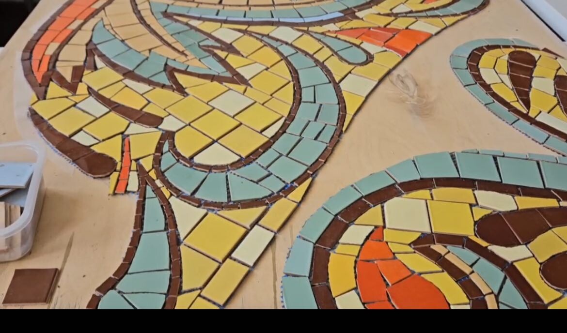    В Володарске началась реставрация уникального мозаичного панно «Народное искусство»