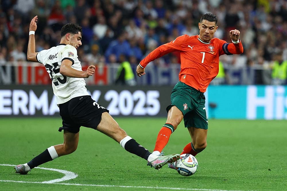    Криштиану Роналду (справа) - 40 лет, а он по-прежнему решает исход больших матчей. / REUTERS