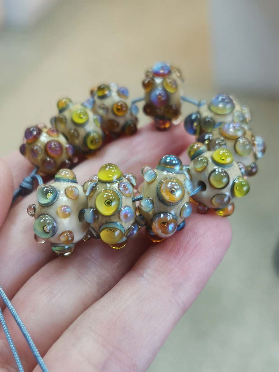 Бусины с пузырьками